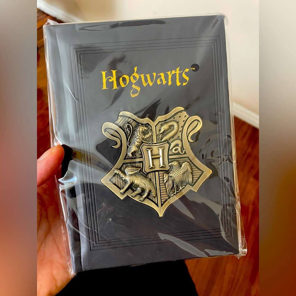 Wizarding World Harry Potter Deluxe Hogwarts Metal Crest Journal